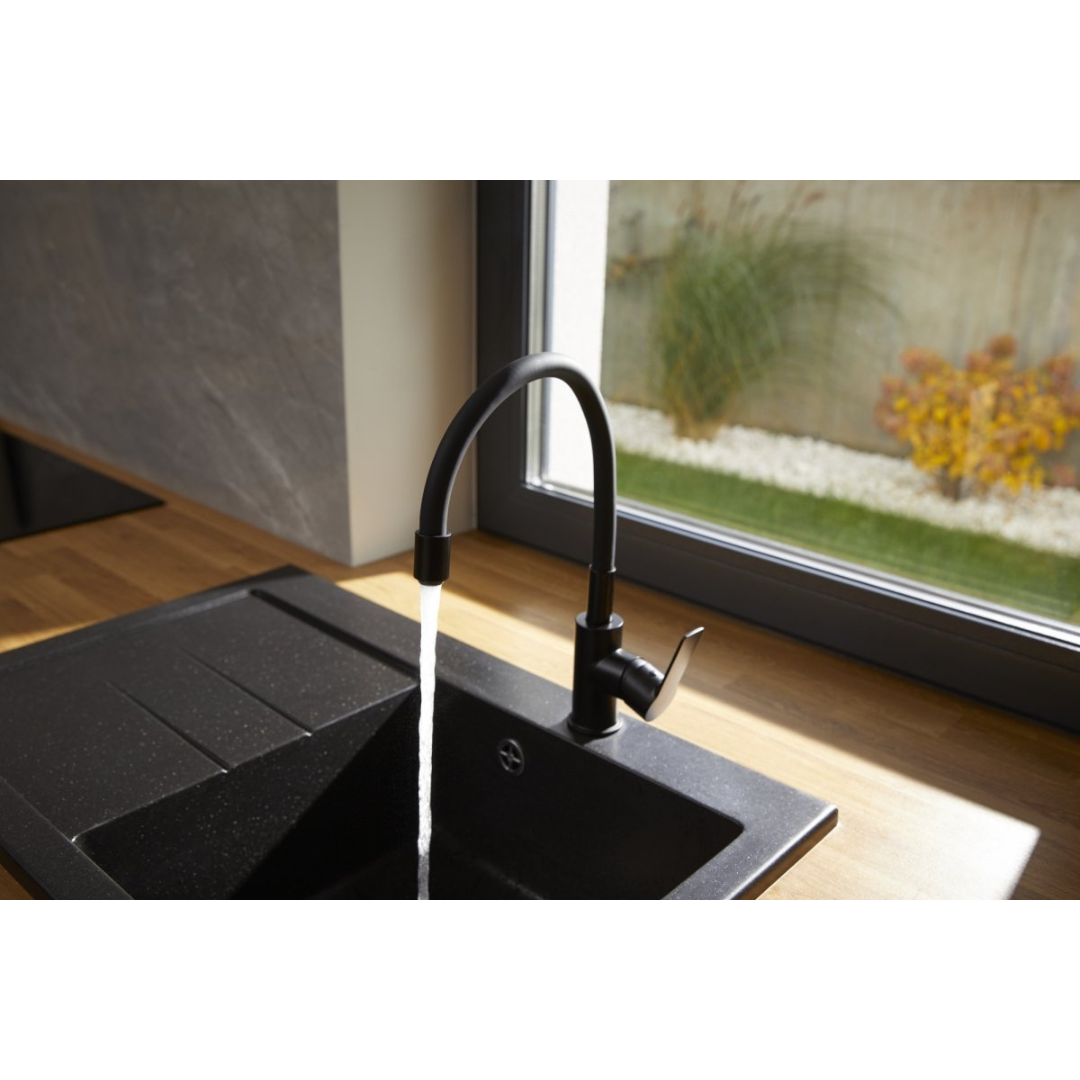 visoka lučna kuhinjska baterija u crnoj mat boji iznad sudopere.
